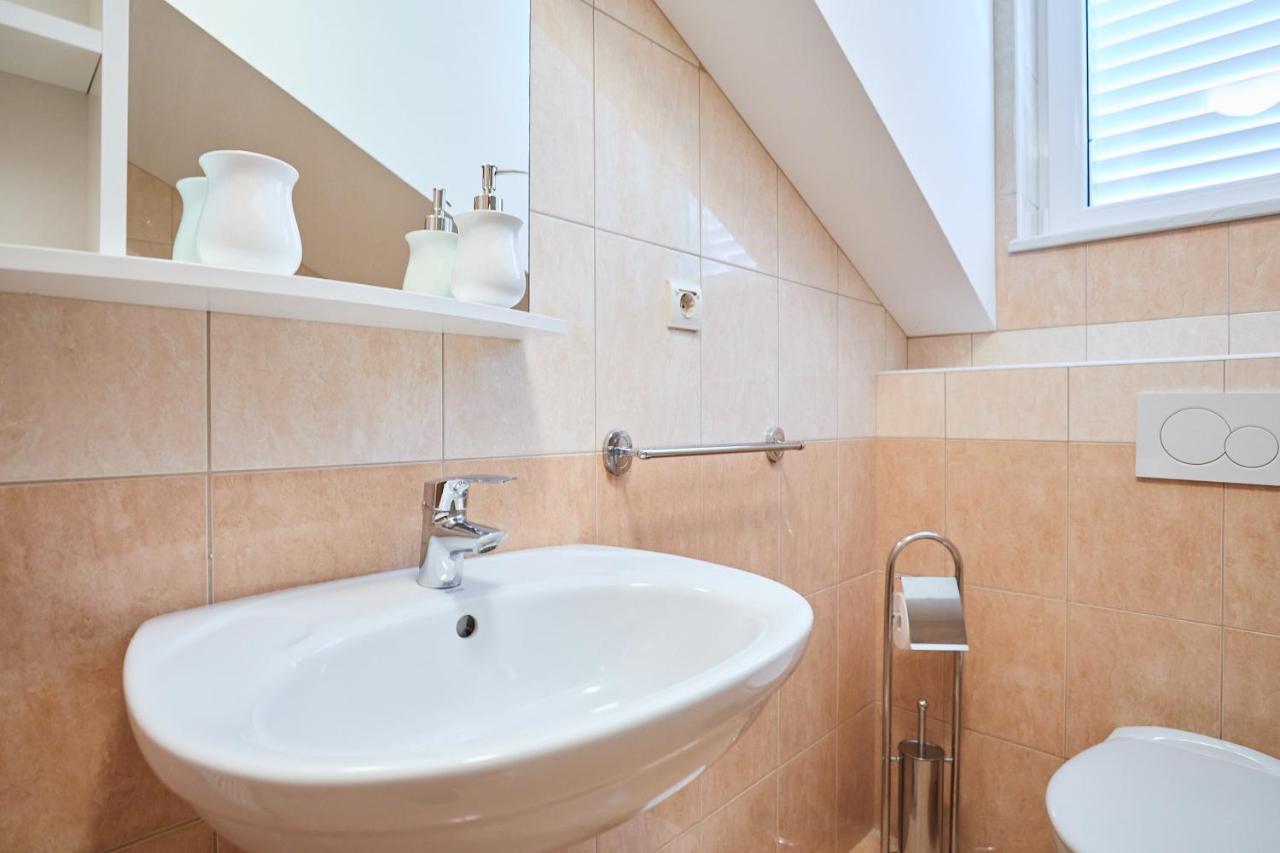Helton Seaview Apartments Орашац Екстериор снимка